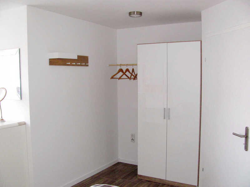 Kleiderschrank und Garderobe im östlichen Schlafzimmmer